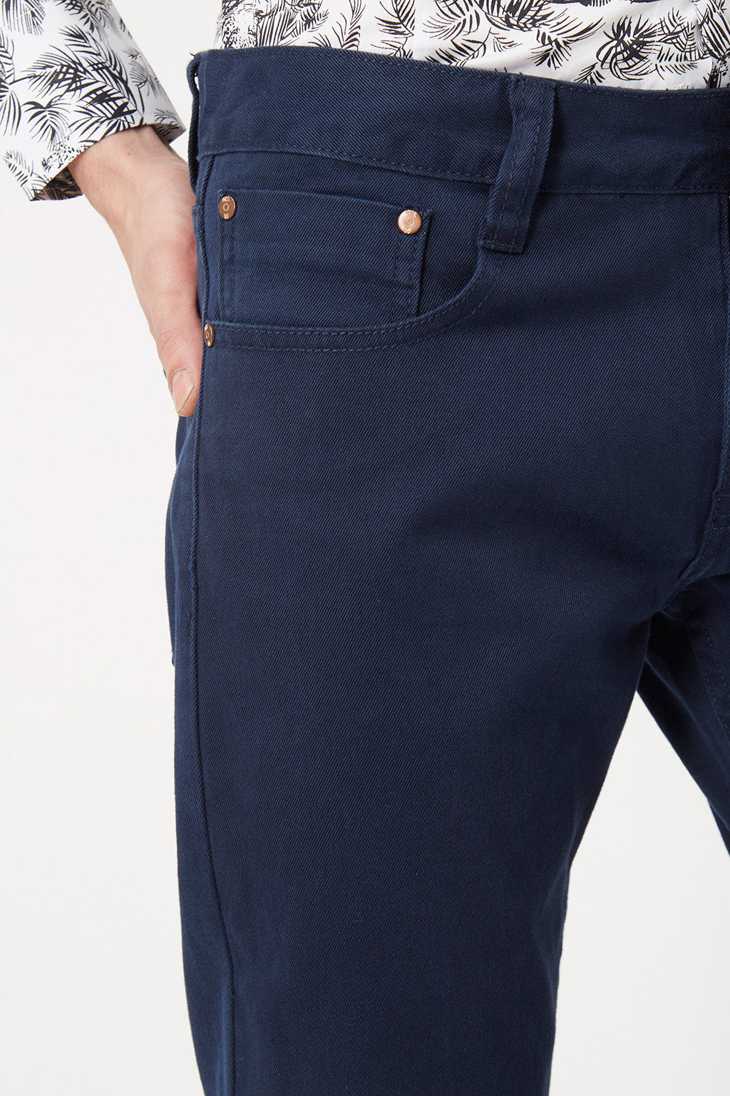 Pantalón hombre recto algodón azul, cinco bolsillos, cierre cremallera y botón, trabillas, estilo casual elegante, cómodo versátil, talla L, outfit ideal diario oficina ✅Entrega 24/48h