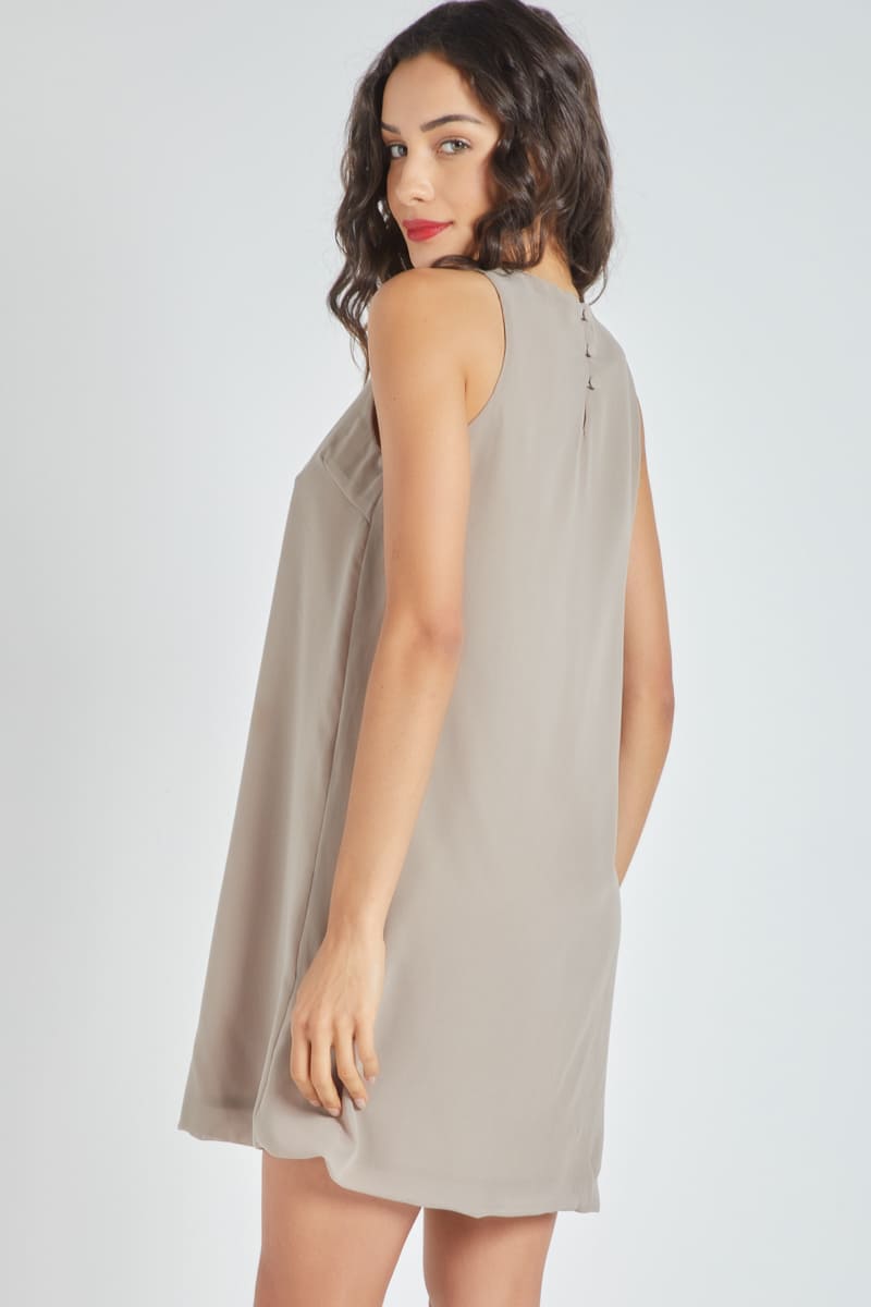 Vestido midi elegante sin mangas liso Beige, volante frontal, detalles pinzas, cierre con botones, abertura gota trasera, forro interior, cómodo y versátil, talla L disponible, ideal eventos y oficina ✅Entrega 24/48h