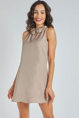 Vestido mini mujer, dress corto, diseño liso estilo casual elegante, escote redondo, tirantes anchos, detalle aplicaciones decorativas, forro interior, cierre anudable, color beige, talla L, cómodo versátil ✅Entrega 24/48h