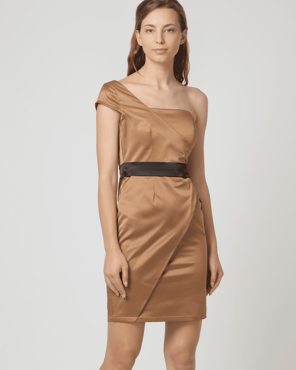 Vestido satinado corto asimétrico mujer, vestido fiesta camel, diseño superposición, escote lateral, tira decorativa cintura, cierre cremallera, abertura trasera, talla L, elegante cómodo versátil ✅Entrega 24/48h