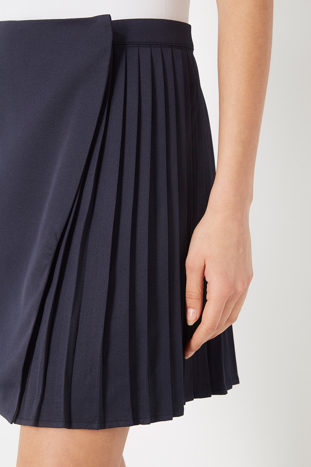 Falda corta mini, skirt, prenda casual elegante, plisados laterales, corte moderno, tejido suave, cómoda y versátil, azul marino, disponible talla L, ideal oficina, salidas, eventos, fácil de combinar, ✅Entrega 24/48h