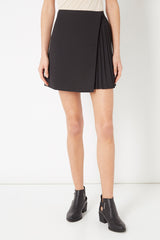 Falda corta, minifalda, falda pantalón, diseño asimétrico, plisada, tejido ligero, estilo casual elegante, color negro, talla L, cómoda, versátil, perfecta ocasiones urbanas o informales, combina botines y blusas modernas ✅Entrega 24/48h