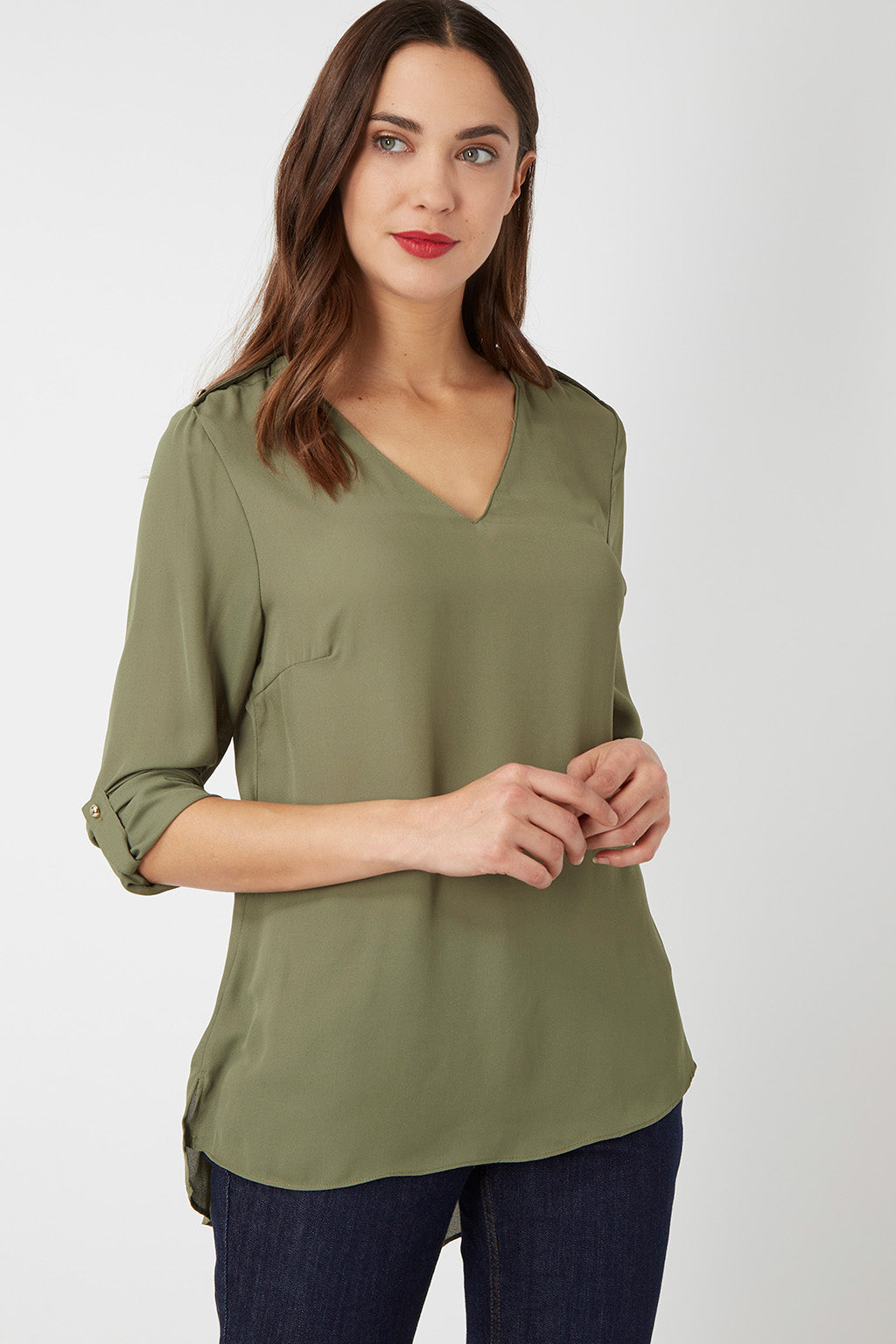 Blusa mujer fluida, camisa caqui, escote pico, manga larga ajustable boton, trabillas hombros, diseño cómodo, versátil, elegante, ideal oficina o casual, talla M, Love & Money H15031 ✅Entrega 24/48h