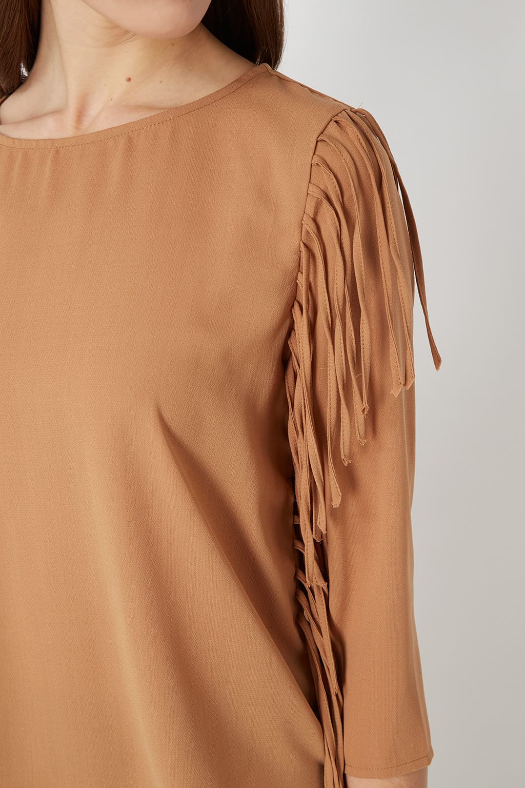 Blusa mujer camel flecos, top elegante, diseño liso, manga larga, cuello redondo, look casual chic, tendencia, talla L, cómoda y versátil, perfecta oficina o eventos sociales ✅Entrega 24/48h