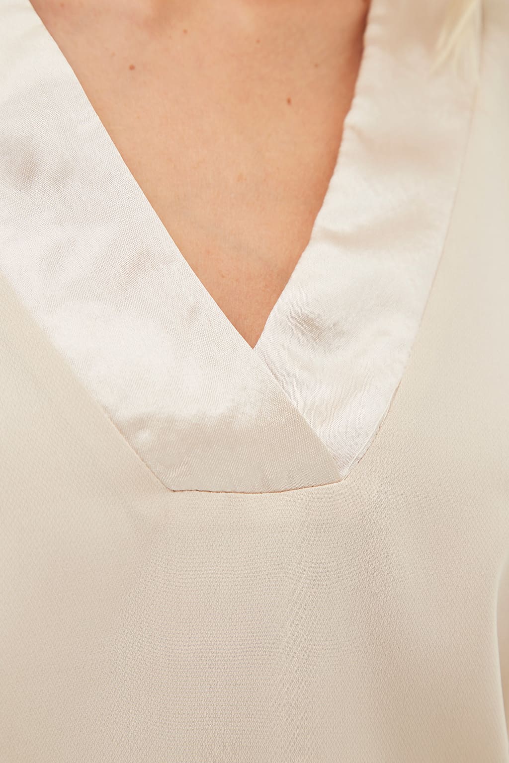 Blusa mujer satinada, camisa fluida manga larga escote pico cruzado, diseño bajo asimétrico botones puño, color beige, talla L, elegante cómoda versátil look día y noche ✅Entrega 24/48h