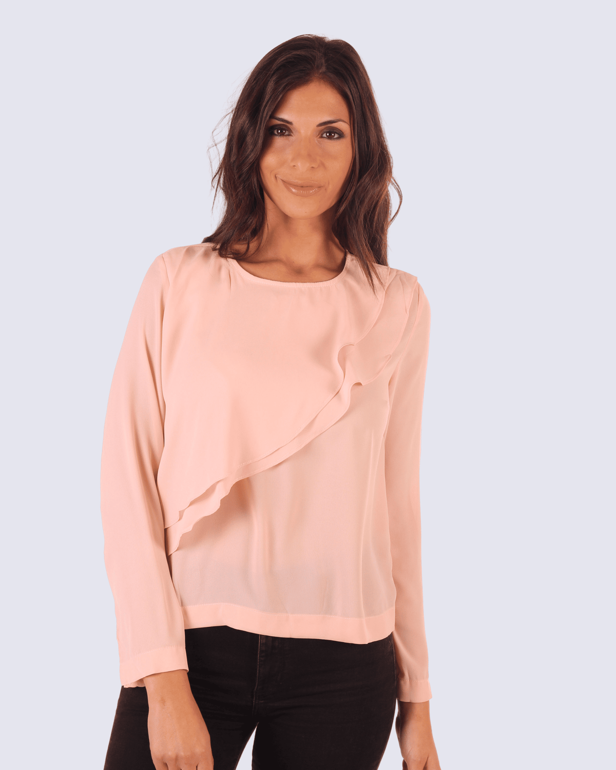 Blusa mujer elegante, shirt femenina manga larga, volante asimétrico, tejido ligero, diseño sofisticado, ideal eventos formales o urbanos, color rosa claro, talla L, combina jeans o pantalón vestir, look moderno ✅Entrega 24/48h