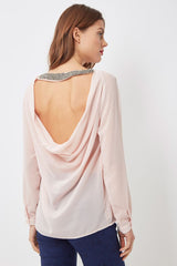 Blusa escotada en la espalda