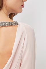 Blusa escotada en la espalda