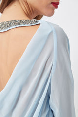 Blusa escotada en la espalda