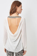 Blusa escotada en la espalda