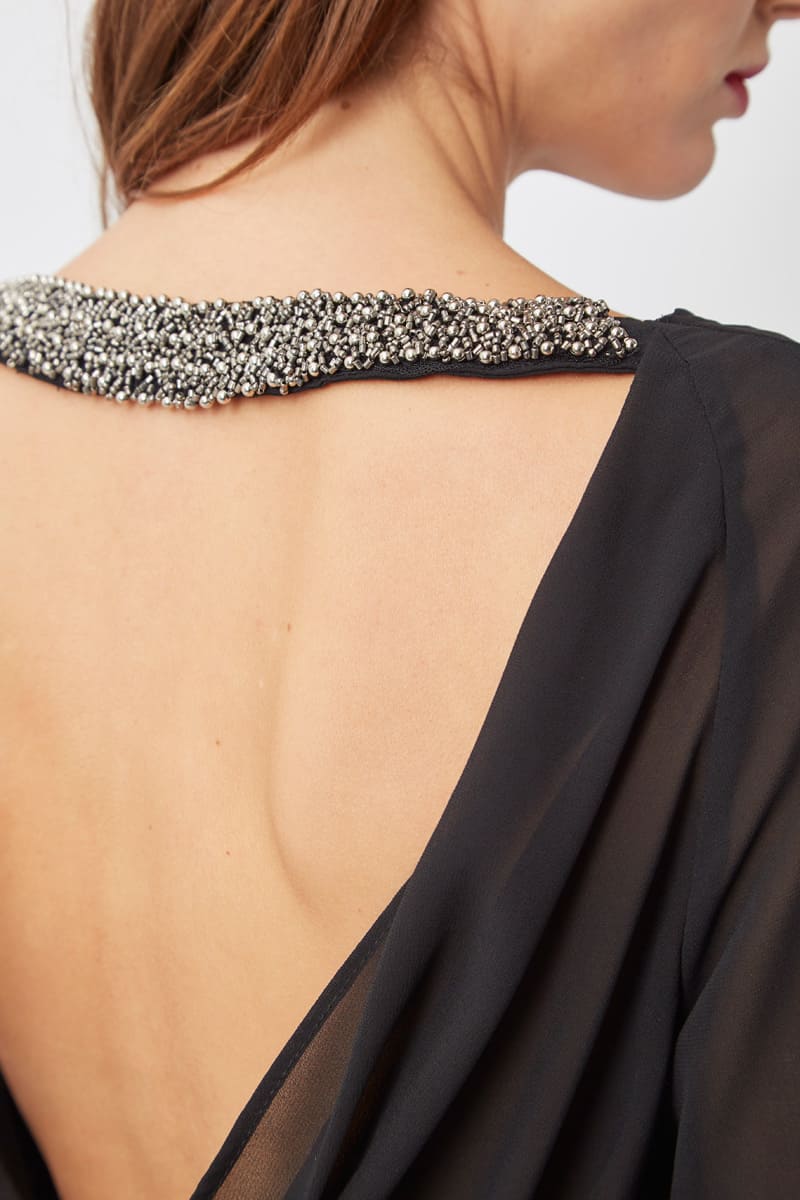 Blusa escotada en la espalda