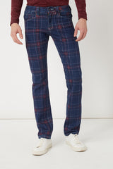 Pantalón slim cuadros escoceses hombre, jeans tiro medio, algodón suave, diseño recto, azul detalles rojos y blancos, estilo urbano casual, talla 44, versátil y moderno, cómodo ajuste slim, ✅Entrega 24/48h