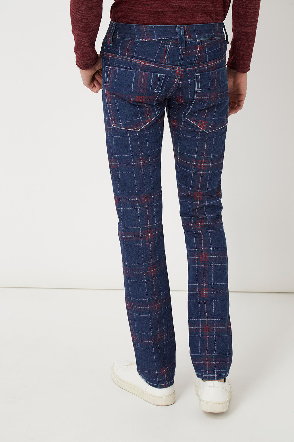 Pantalón slim cuadros escoceses hombre, jeans tiro medio, algodón suave, diseño recto, azul detalles rojos y blancos, estilo urbano casual, talla 44, versátil y moderno, cómodo ajuste slim, ✅Entrega 24/48h