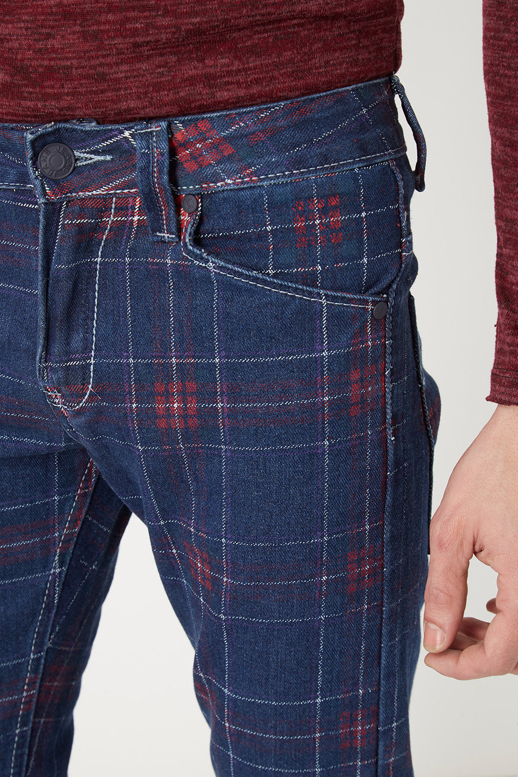 Pantalón slim cuadros escoceses hombre, jeans tiro medio, algodón suave, diseño recto, azul detalles rojos y blancos, estilo urbano casual, talla 44, versátil y moderno, cómodo ajuste slim, ✅Entrega 24/48h