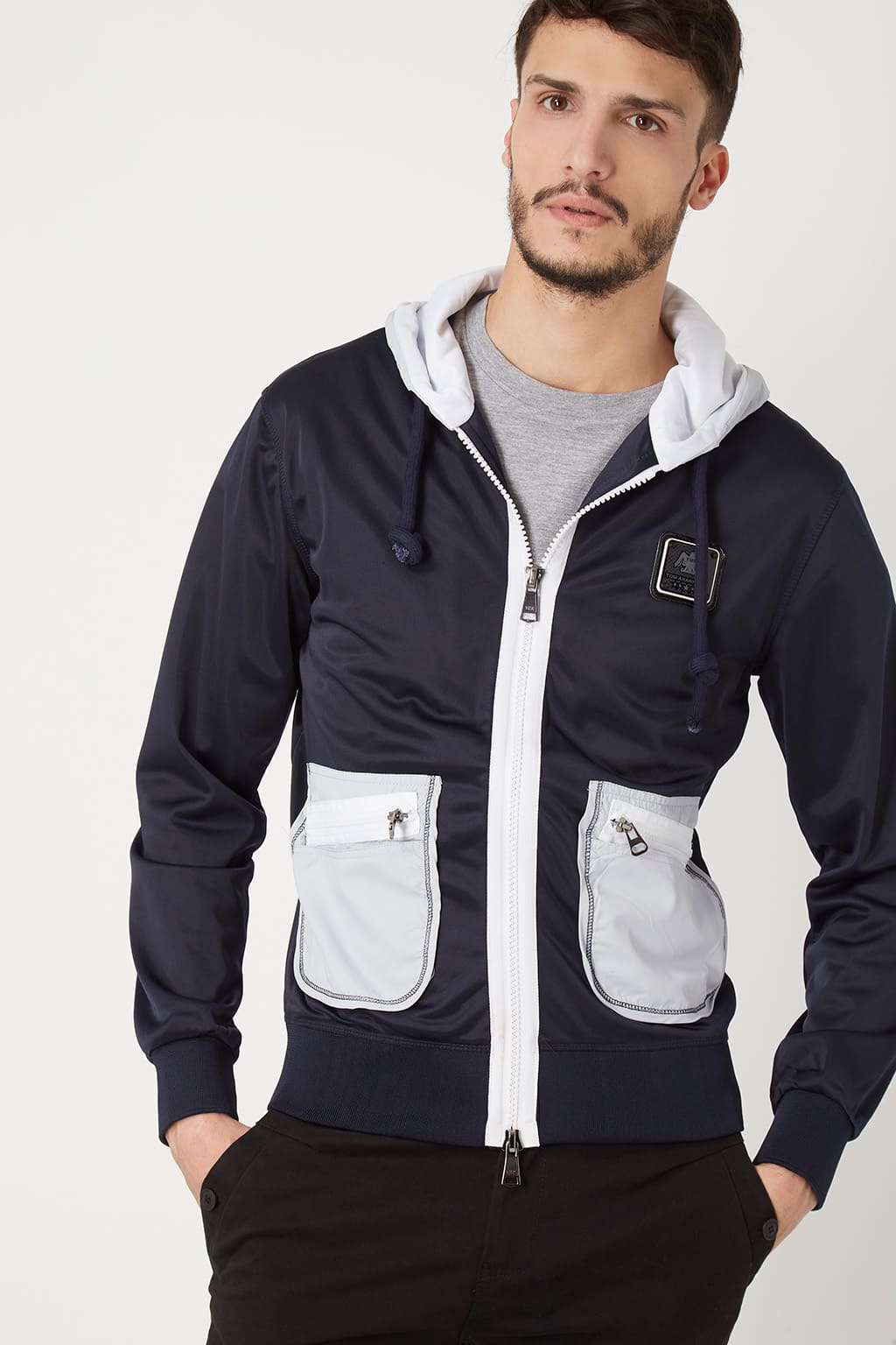 Chaqueta con capucha urbana bolsillos cremallera doble tono azul marino gris, tejido suave y ligero, estilo casual, ideal combinación jeans y sneakers, talla L disponibles, look moderno cómodo versátil ✅Entrega 24/48h