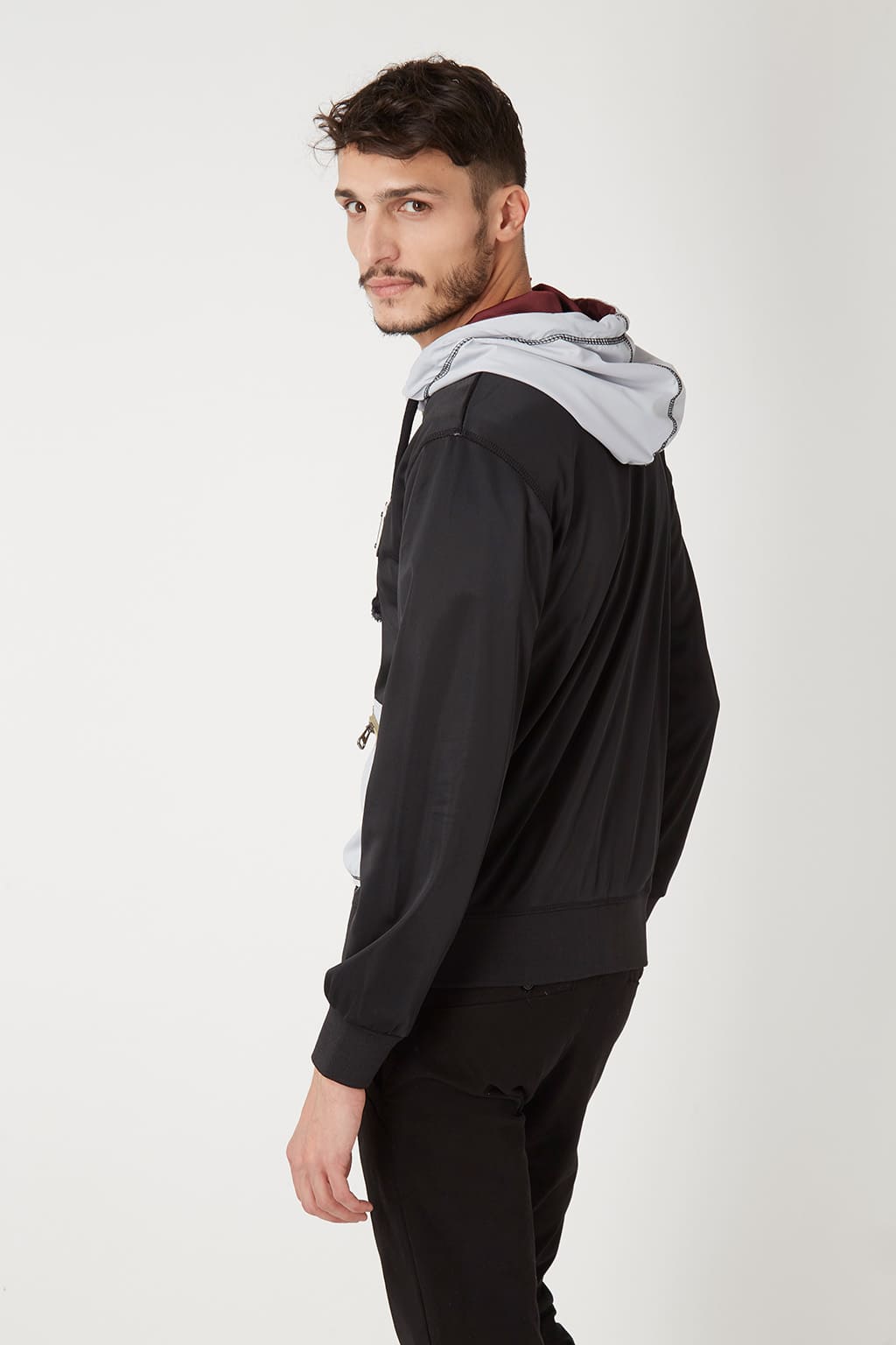 Chaqueta deportiva, jacket urbana, diseño bolsillos contraste, cremallera frontal, capucha bicolor, ligera, suave, moderna, estilo versátil y sofisticado, color negro, talla L, cómoda y fácil de combinar ✅Entrega 24/48h