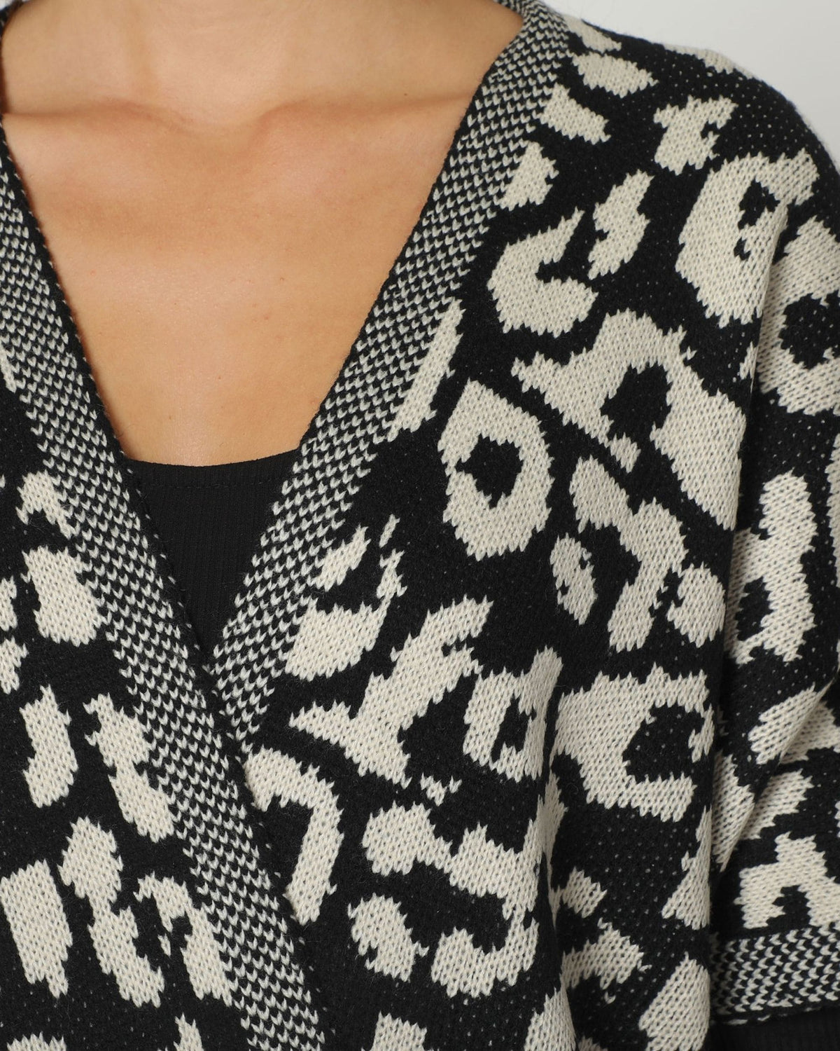 Cardigan abierto, poncho animal print, chaqueta gruesa mujer, flecos modernos, ribete contraste, diseño manchas, estilo casual, talla L/XL, cómodo, versátil, blanco/negro, moda invierno ✅Entrega 24/48h