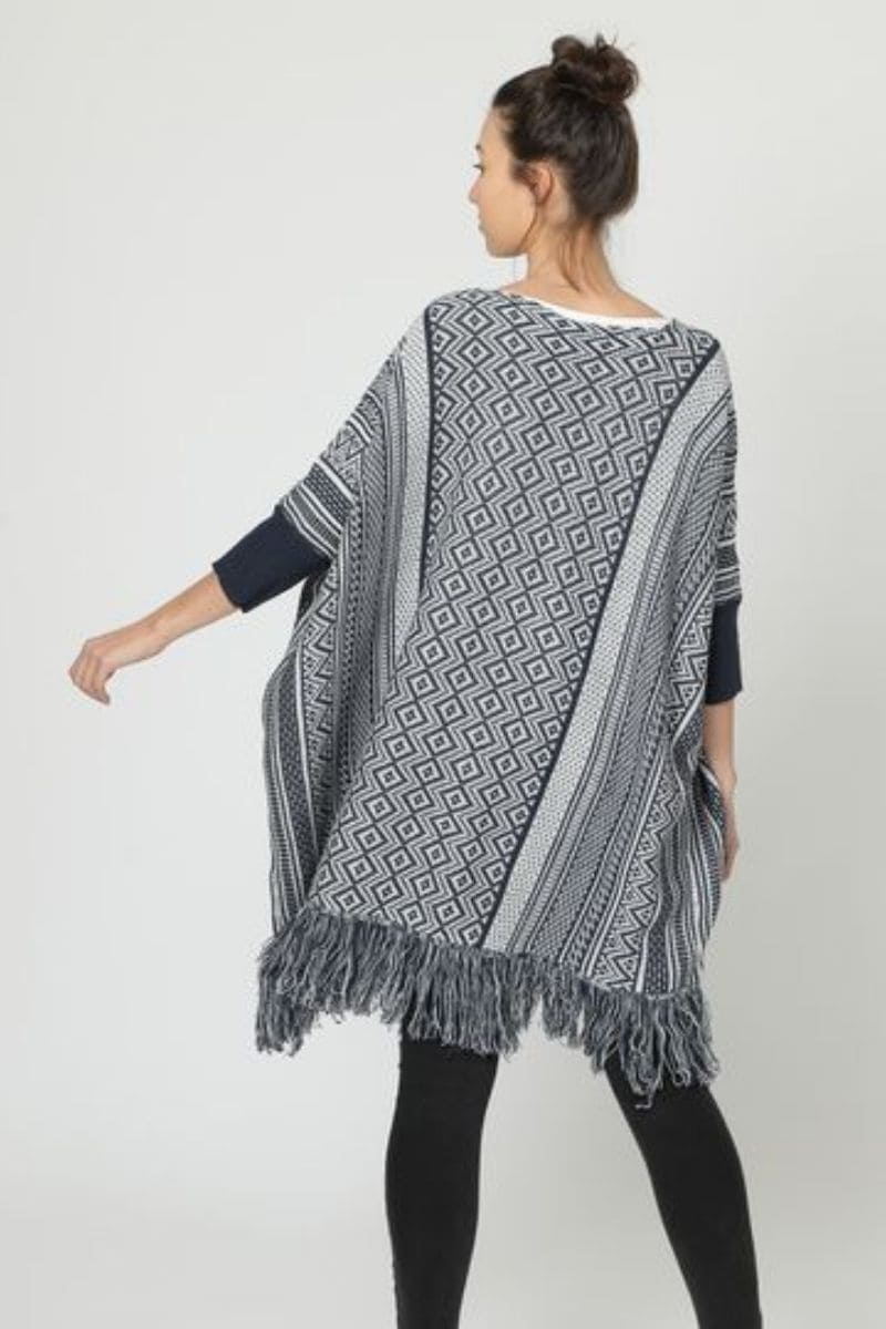 Poncho tejido mujer, capa étnica bohemia, suéter oversize, abrigo ligero, cuello redondo, flecos decorativos, manga tres cuartos, tonos gris y negro, talla L/XL, cómodo y versátil, ideal diario, otoño/invierno ✅Entrega 24/48h