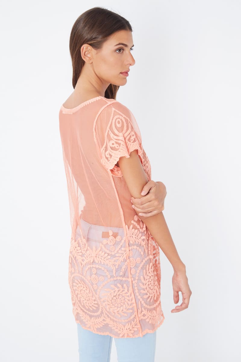 Top fluido bordado fantasía mujer, blusa manga corta volantes, diseño floral, cuello U, estilo casual, tejido transpirable, color salmón, talla 38 disponible, prenda ligera, versátil y cómoda ✅Entrega 24/48h