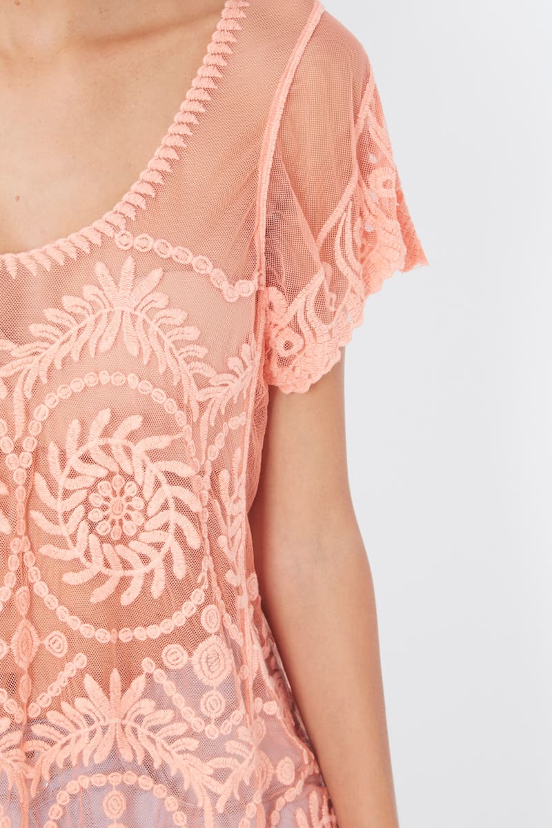 Top fluido bordado fantasía mujer, blusa manga corta volantes, diseño floral, cuello U, estilo casual, tejido transpirable, color salmón, talla 38 disponible, prenda ligera, versátil y cómoda ✅Entrega 24/48h