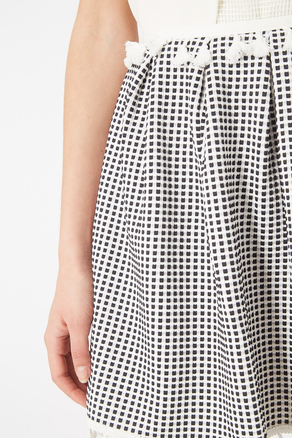 Falda corta cuadros mujer, minifalda, diseño flecos, corte moderno, urbana, elegante, ligera, blanco y negro, talla 38, combina con blusas y botines, fresca y versátil, look oficina ✅Entrega 24/48h