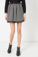 Falda corta, minifalda, skirt estilo geométrico, modelo cuadros, textura suave, detalle borlas, look urbano elegante, tonos blanco y negro, cómoda, versátil, única talla 38, outfit fiestas o diario ✅Entrega 24/48h