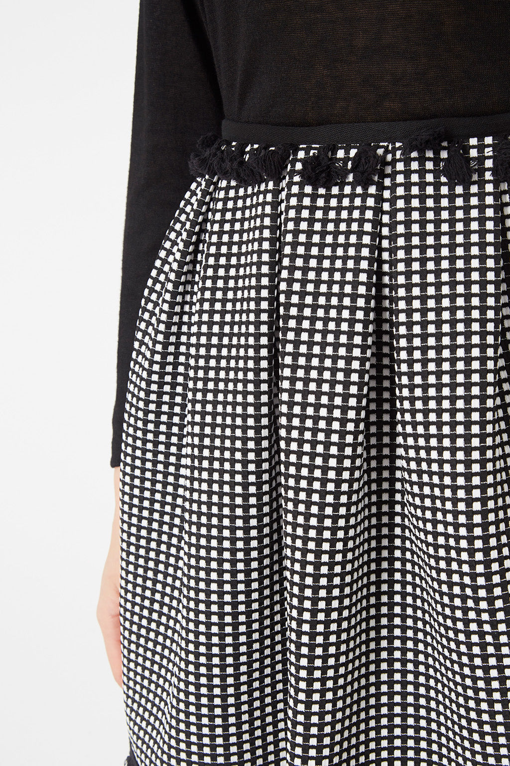 Falda corta, minifalda, skirt estilo geométrico, modelo cuadros, textura suave, detalle borlas, look urbano elegante, tonos blanco y negro, cómoda, versátil, única talla 38, outfit fiestas o diario ✅Entrega 24/48h