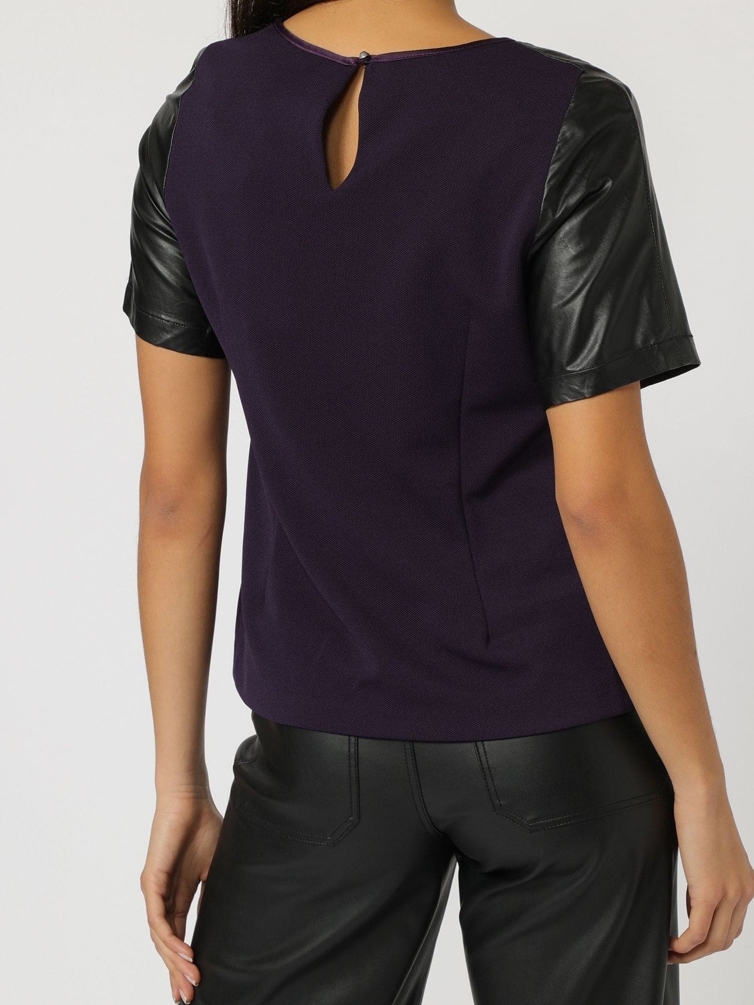 Blusa mujer manga corta blusa sintética fashion top urbano detalle cuero corte regular streetwear elegante color negro talla L moderna versátil destaca día noche looks únicos fácil combinar ✅Entrega 24/48h