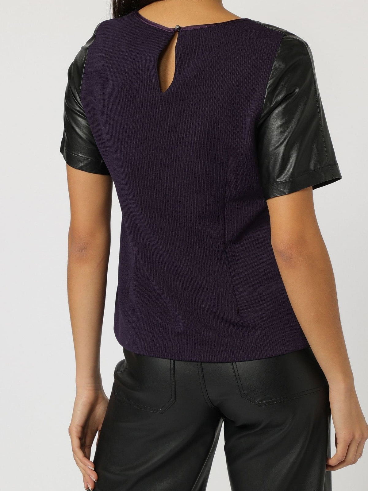 Blusa mujer manga corta blusa sintética fashion top urbano detalle cuero corte regular streetwear elegante color negro talla L moderna versátil destaca día noche looks únicos fácil combinar ✅Entrega 24/48h