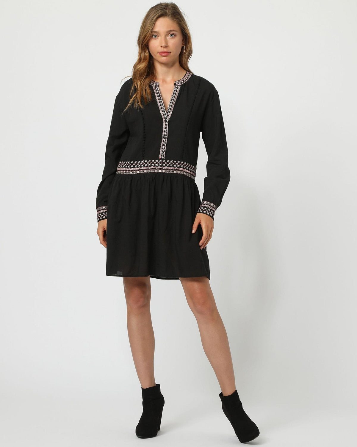 Vestido mujer corto, dress negro, modelo LA-040899, diseño liso, bordados étnicos, escote pico, cierre botones, manga larga, cómodo, elegante, talla 38, ideal outfit versátil entretiempo ✅Entrega 24/48h