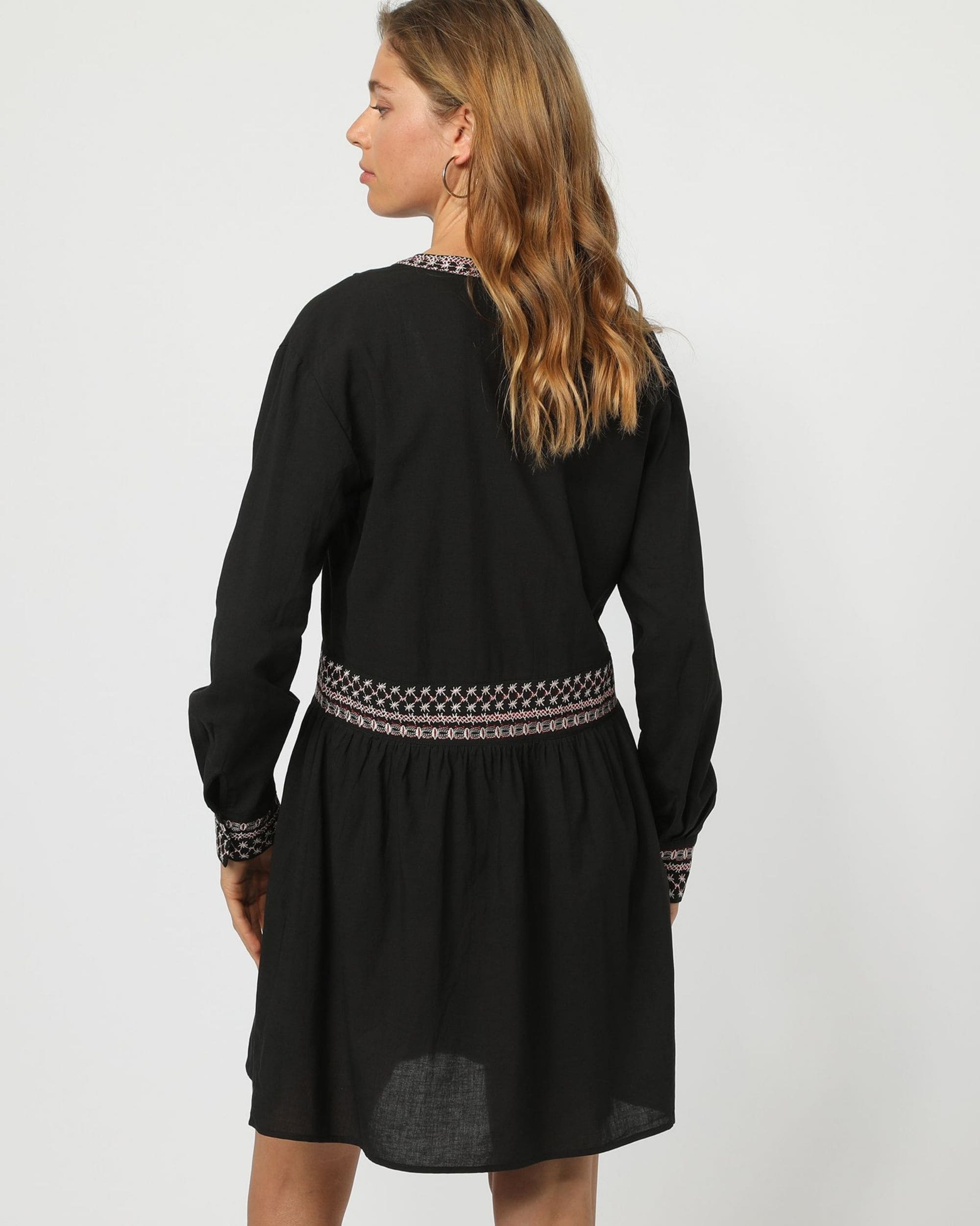 Vestido mujer corto, dress negro, modelo LA-040899, diseño liso, bordados étnicos, escote pico, cierre botones, manga larga, cómodo, elegante, talla 38, ideal outfit versátil entretiempo ✅Entrega 24/48h