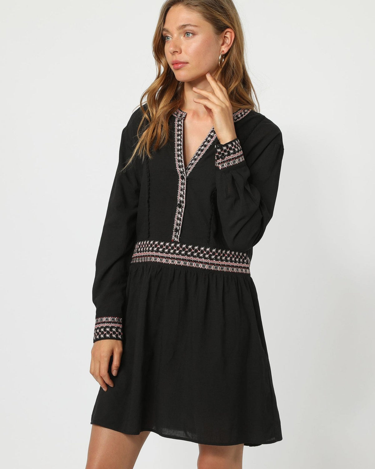 Vestido mujer corto, dress negro, modelo LA-040899, diseño liso, bordados étnicos, escote pico, cierre botones, manga larga, cómodo, elegante, talla 38, ideal outfit versátil entretiempo ✅Entrega 24/48h