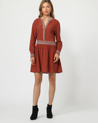 Vestido corto bordado bohemio outfit algodón suave corte relajado estilo casual cintura elástica manga larga terracota talla 38 cómodo versátil ideal eventos urbanos ✅Entrega 24/48h