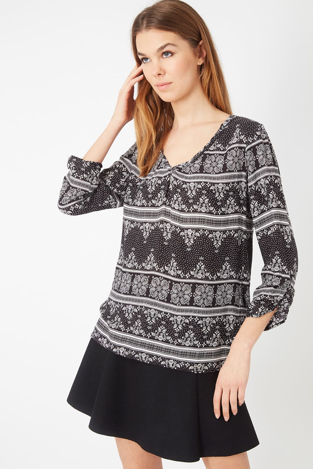 Blusa mujer, top estampado étnico, manga larga, cuello pico, cierre cremallera trasera, estilo casual y cómodo, modelo LA-050066, color negro, talla 38 disponible, ideal oficina y diario ✅Entrega 24/48h