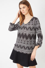 Blusa mujer, top estampado étnico, manga larga, cuello pico, cierre cremallera trasera, estilo casual y cómodo, modelo LA-050066, color negro, talla 38 disponible, ideal oficina y diario ✅Entrega 24/48h