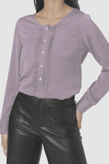 Blusa satinada mujer, camisa fluida lila, cuello redondo amplio, botones frontales, detalle tablas panel delantero, manga larga elegante, cómoda, talla 38, look formal oficina casual ✅Entrega 24/48h
