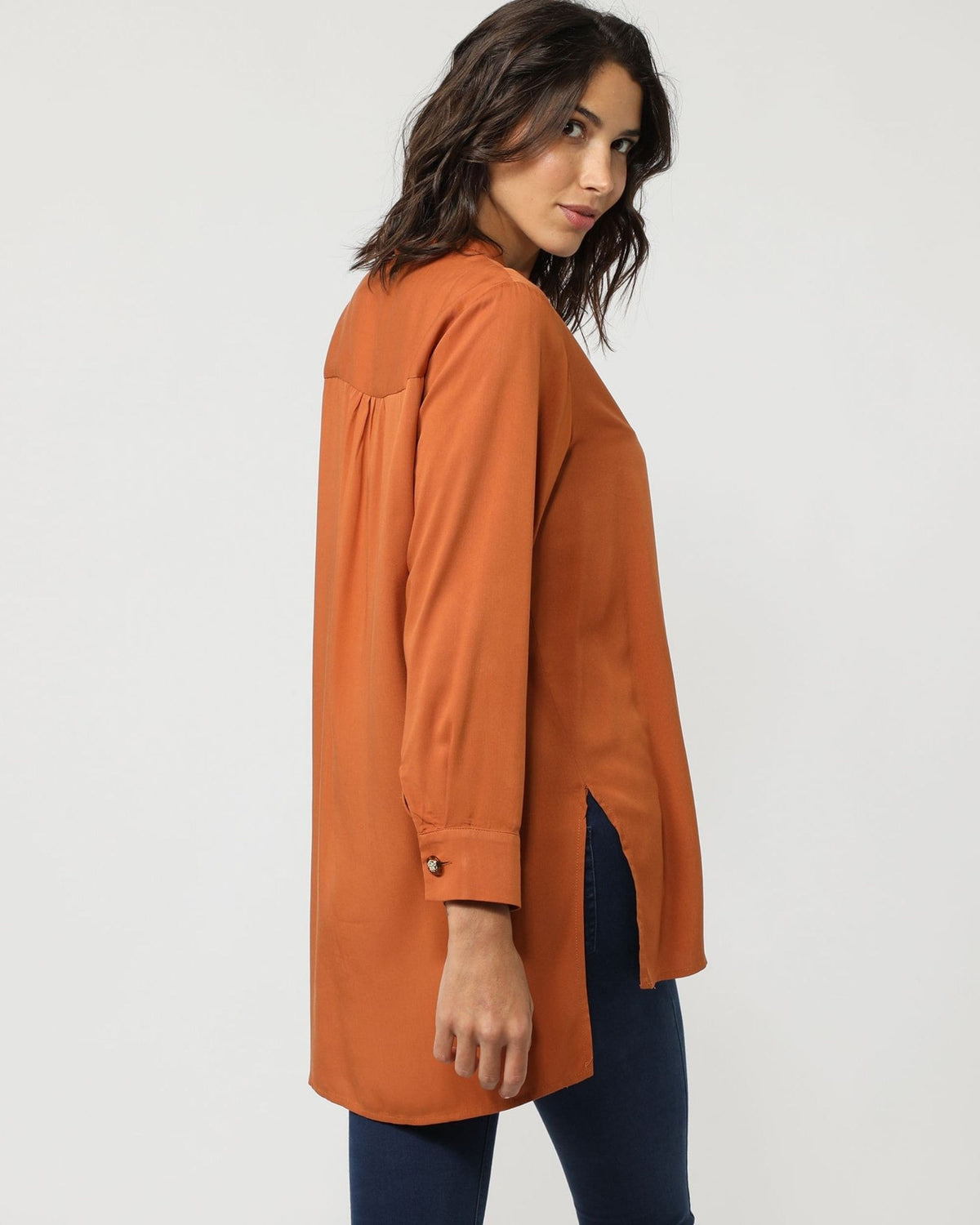 Blusón mujer liso, blusa larga, manga larga, diseño cuello tunecino, tejido fluido, color camel, moderna y versátil, talla 38, ideal oficina o diario, fácil combinar, elegante y cómoda ✅Entrega 24/48h