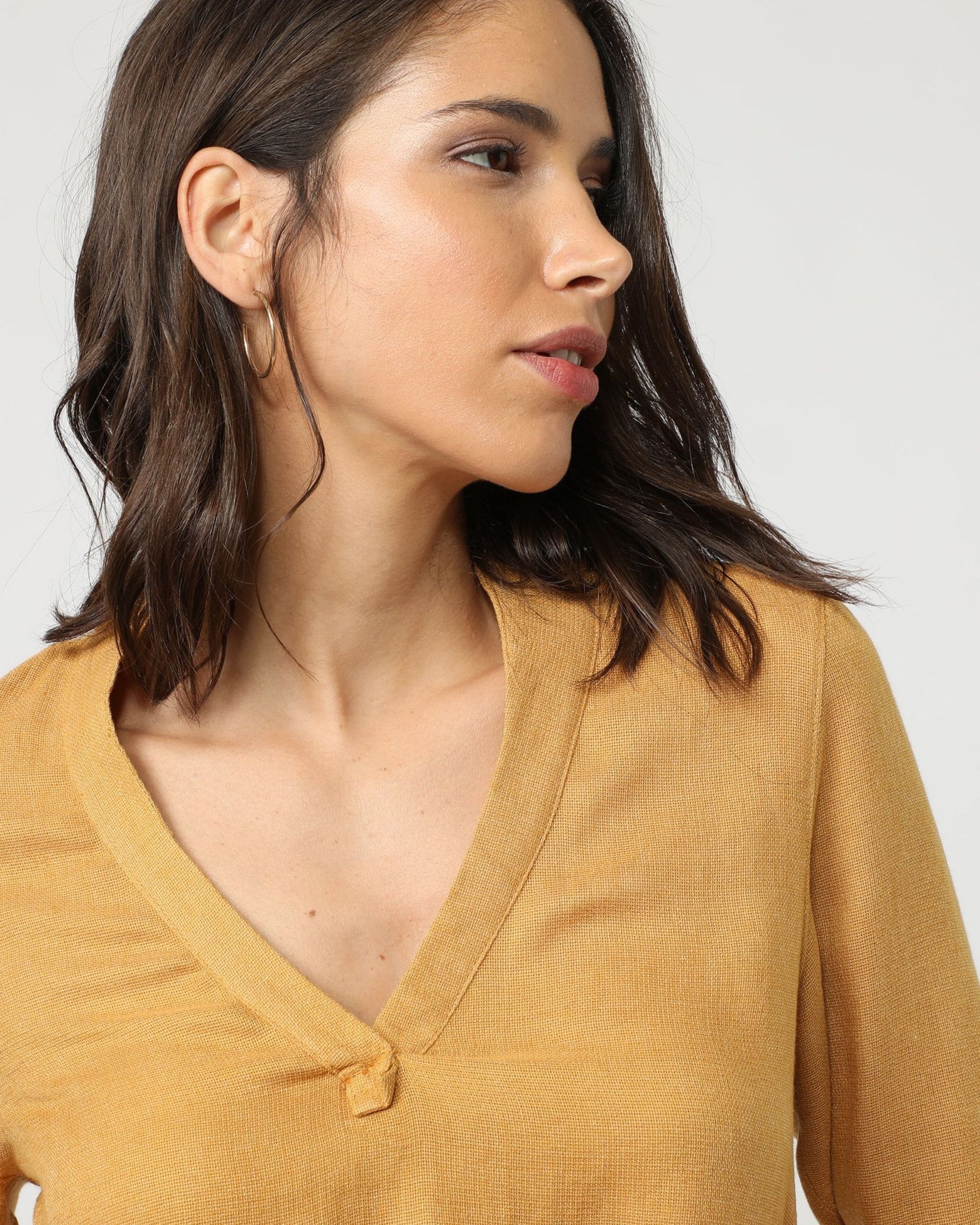Blusa mujer, shirt, top escote V, manga larga, relaxed fit, tejido ligero, cuello en V, corte cómodo, fashion mustaza, talla 38, look oficina casual, elegante y versátil ✅Entrega 24/48h