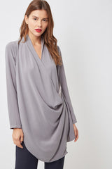 Blusa cruzada elegante gris, drapeada, manga larga, caída fluida, textil suave, escote en V, estilo sofisticado, ideal outfit urbano, disponible talla 38, cómoda y versátil, tendencia moda mujer ✅Entrega 24/48h