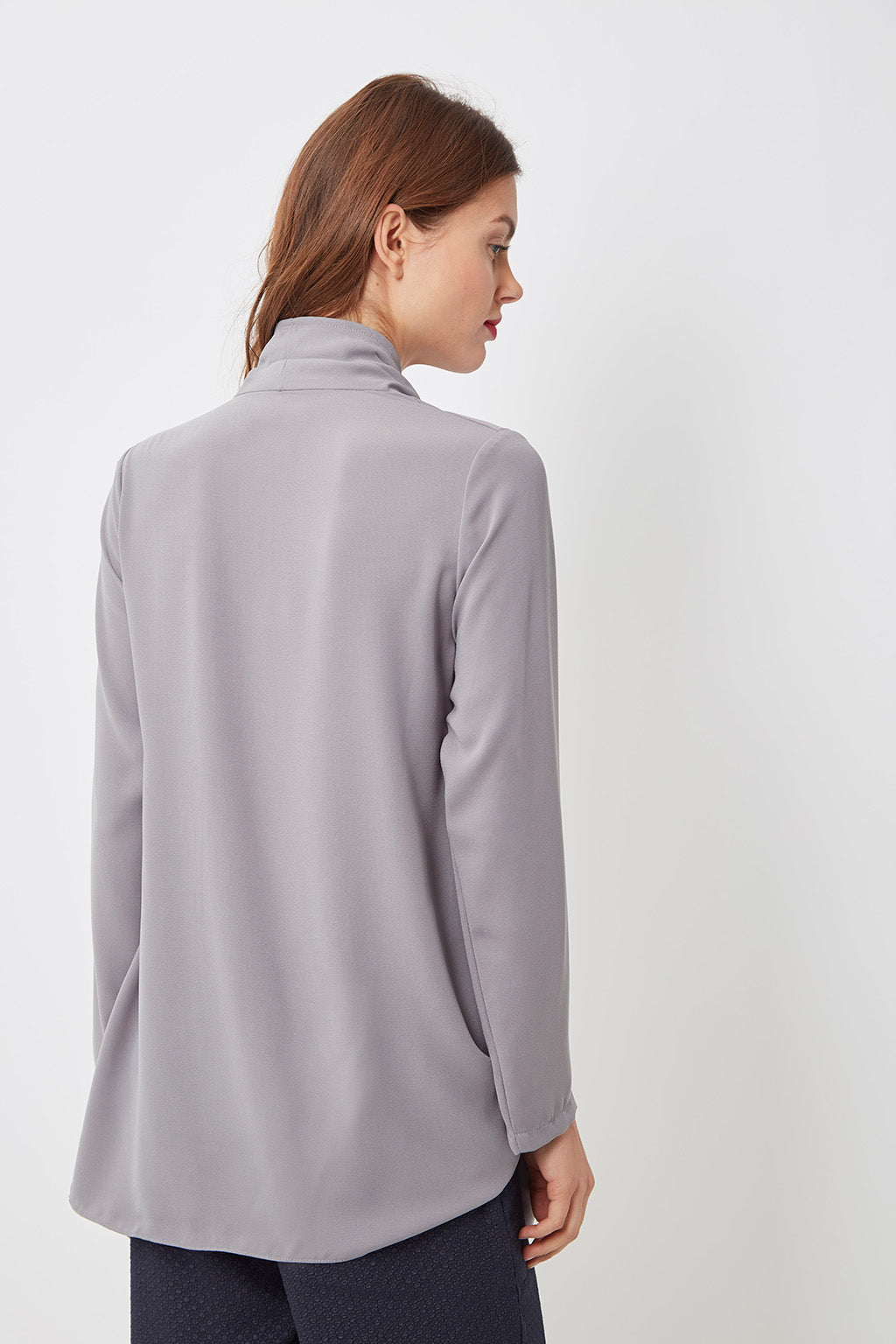 Blusa cruzada elegante gris, drapeada, manga larga, caída fluida, textil suave, escote en V, estilo sofisticado, ideal outfit urbano, disponible talla 38, cómoda y versátil, tendencia moda mujer ✅Entrega 24/48h