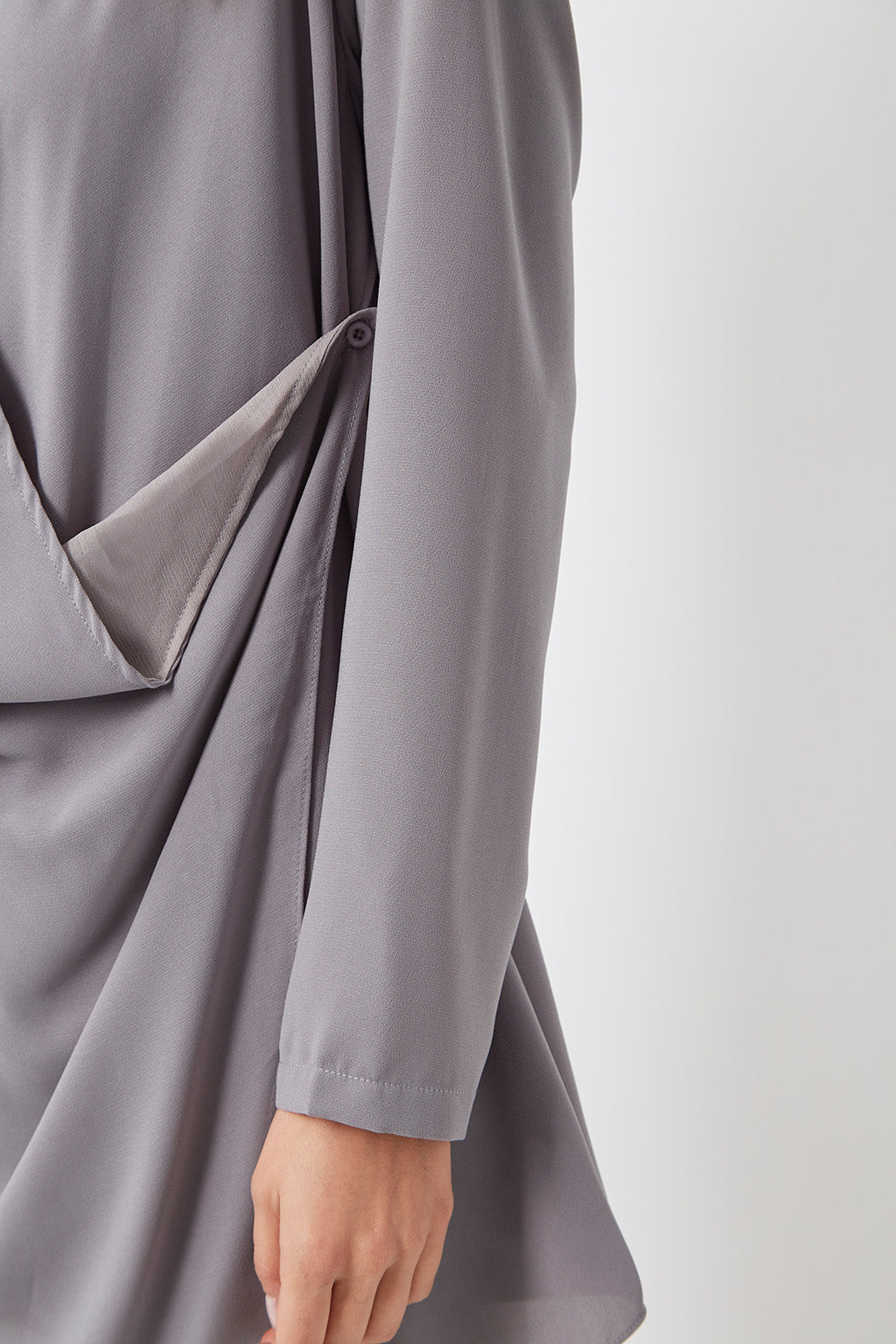 Blusa cruzada elegante gris, drapeada, manga larga, caída fluida, textil suave, escote en V, estilo sofisticado, ideal outfit urbano, disponible talla 38, cómoda y versátil, tendencia moda mujer ✅Entrega 24/48h