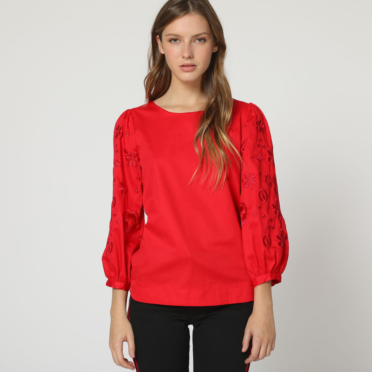 Blusa mujer roja diseño liso manga larga bordada, cuello redondo, cierre trasero con botón, estilo casual elegante, ideal oficina o diario, talla 38, cómoda y versátil ✅Entrega 24/48h