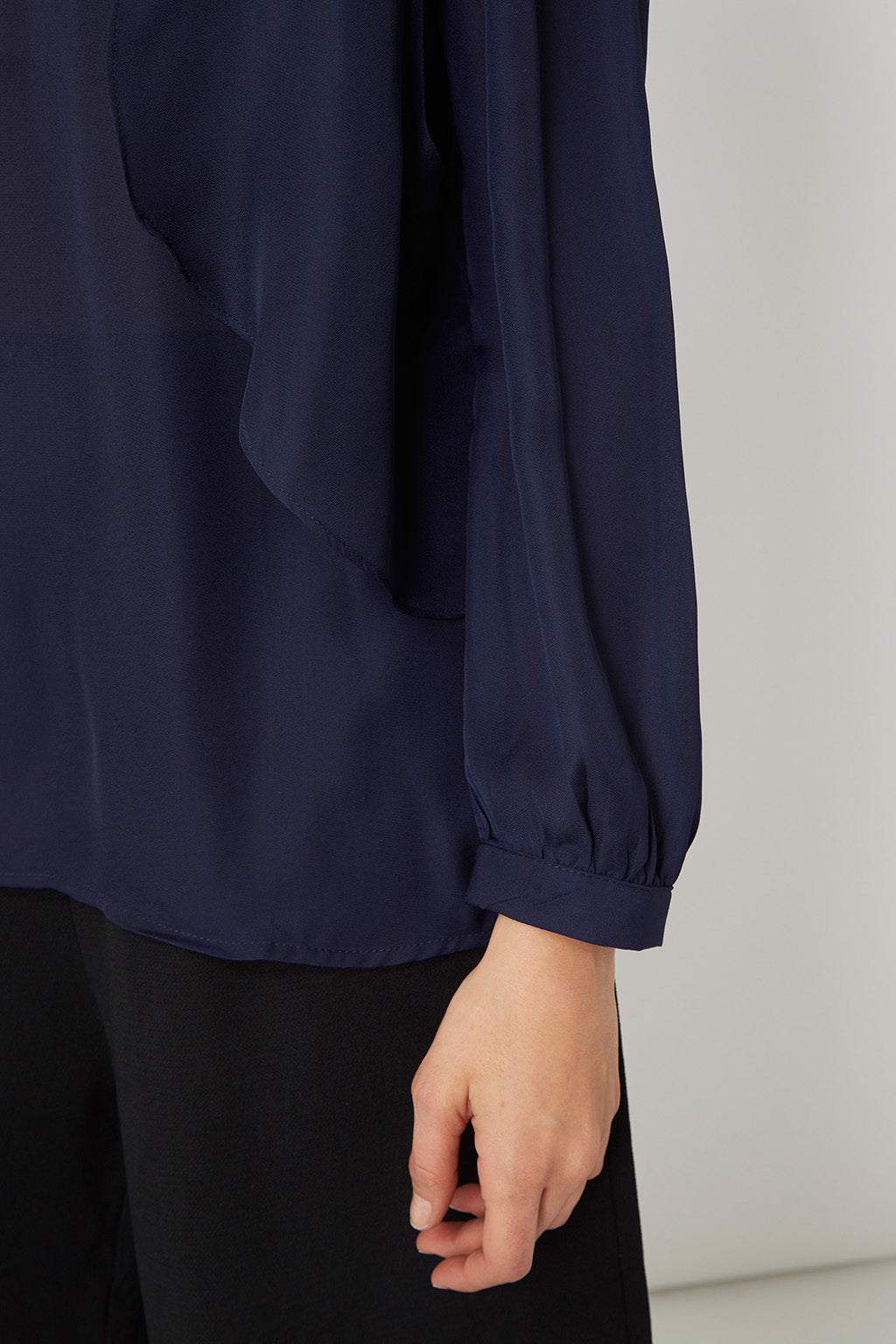 Blusa mujer azul, top elegante, modelo LA-190069, manga larga, cuello redondo, volantes delanteros, cierre lágrima, tela ligera ligeramente transparente, talla 38, ideal oficina, cómoda, sofisticada, ✅Entrega 24/48h