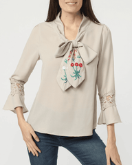 Blusa mujer elegante, blusa lazo bordado flores, camisa encaje manga tres cuartos, diseño sofisticado, look femenino, tono beige, talla 38, ideal oficina eventos formales, tejido ligero y cómodo ✅Entrega 24/48h