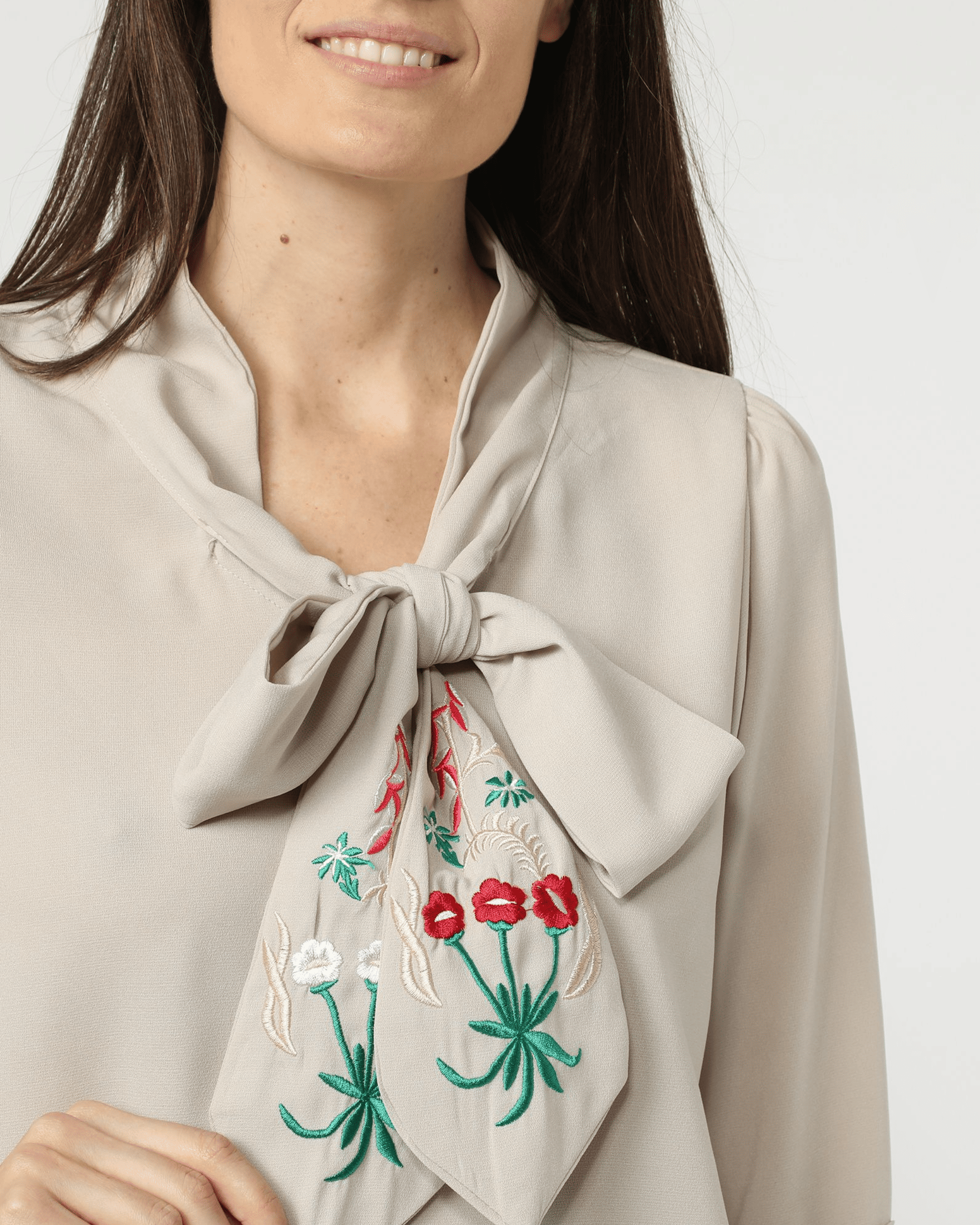 Blusa mujer elegante, blusa lazo bordado flores, camisa encaje manga tres cuartos, diseño sofisticado, look femenino, tono beige, talla 38, ideal oficina eventos formales, tejido ligero y cómodo ✅Entrega 24/48h
