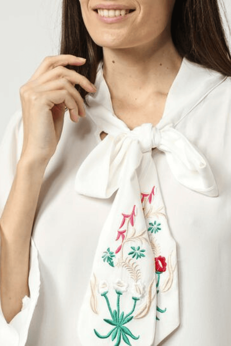 Blusa mujer blanca, shirt, top, diseño liso, lazo cuello efecto corbata, manga larga, detalles encaje y bordados florales, talla 38, cómoda elegante versátil, ideal oficina y eventos, ✅Entrega 24/48h