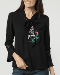 Blusa mujer negra elegante, diseño liso, lazo cuello tipo corbata, bordado floral, manga larga encaje, talla 38, cómoda y versátil, estilo casual o formal, fácil combinar, ideal oficina o eventos ✅Entrega 24/48h