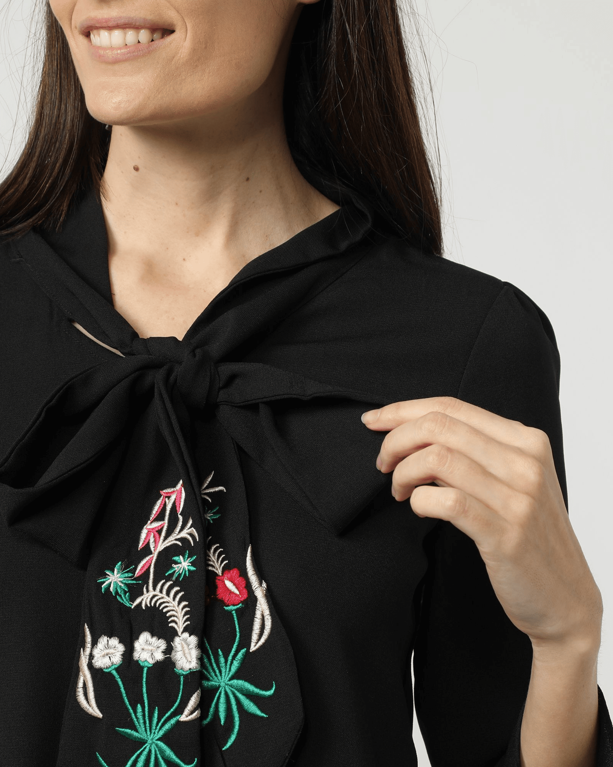 Blusa mujer negra elegante, diseño liso, lazo cuello tipo corbata, bordado floral, manga larga encaje, talla 38, cómoda y versátil, estilo casual o formal, fácil combinar, ideal oficina o eventos ✅Entrega 24/48h