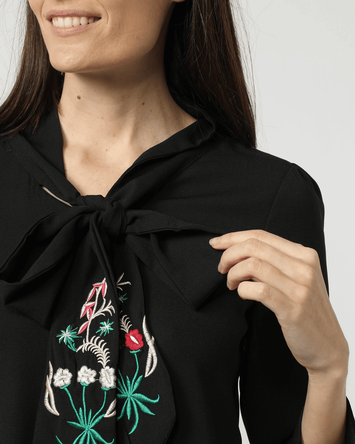 Blusa mujer negra elegante, diseño liso, lazo cuello tipo corbata, bordado floral, manga larga encaje, talla 38, cómoda y versátil, estilo casual o formal, fácil combinar, ideal oficina o eventos ✅Entrega 24/48h