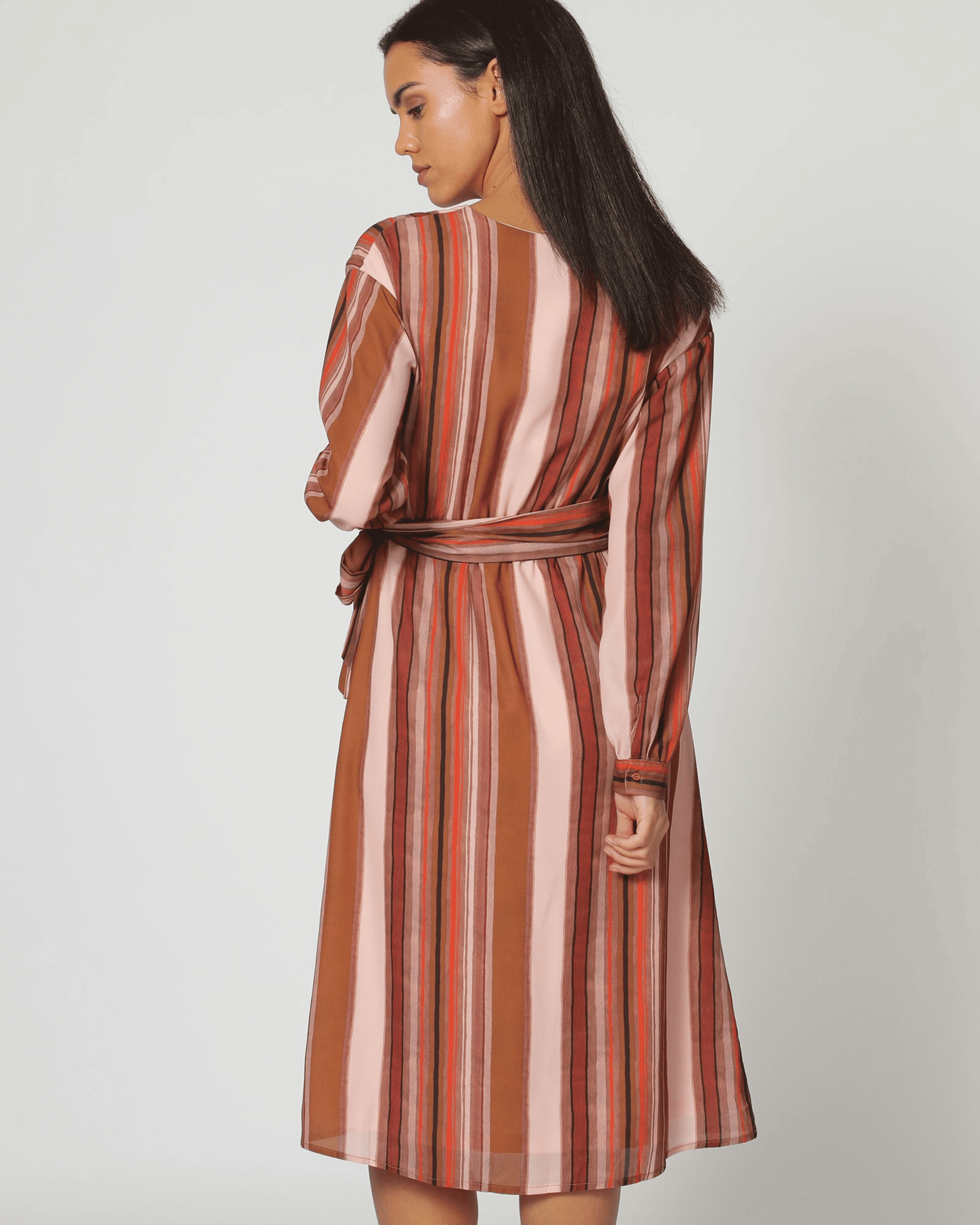 Vestido midi mujer cruzado rayas estilo casual elegante, lazo en cintura, manga larga, tela suave, ideal oficina, eventos y uso diario, disponible talla 38, marrón, cómodo versátil ✅Entrega 24/48h